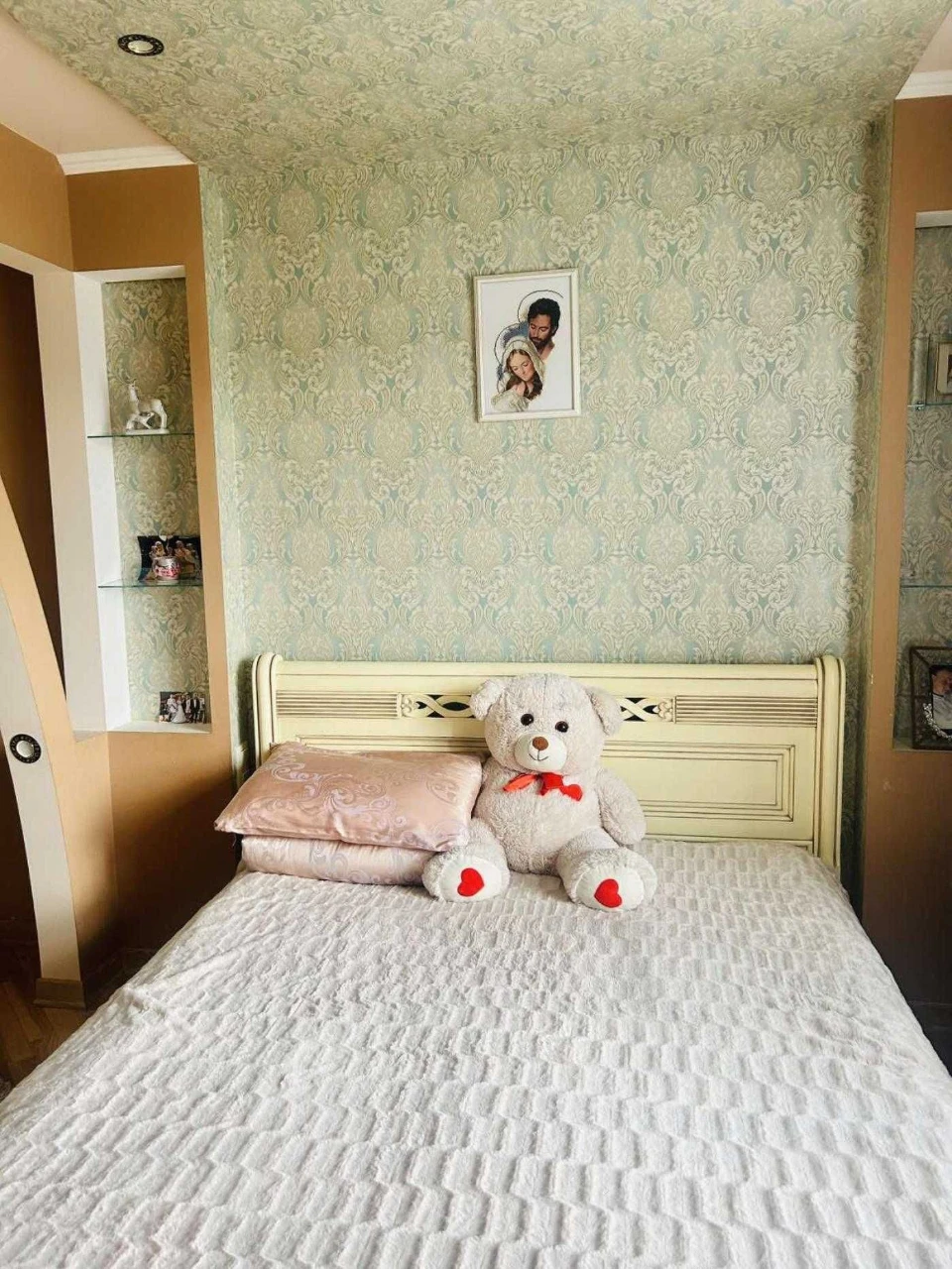 3 room apartment renovated in a brick building on the street