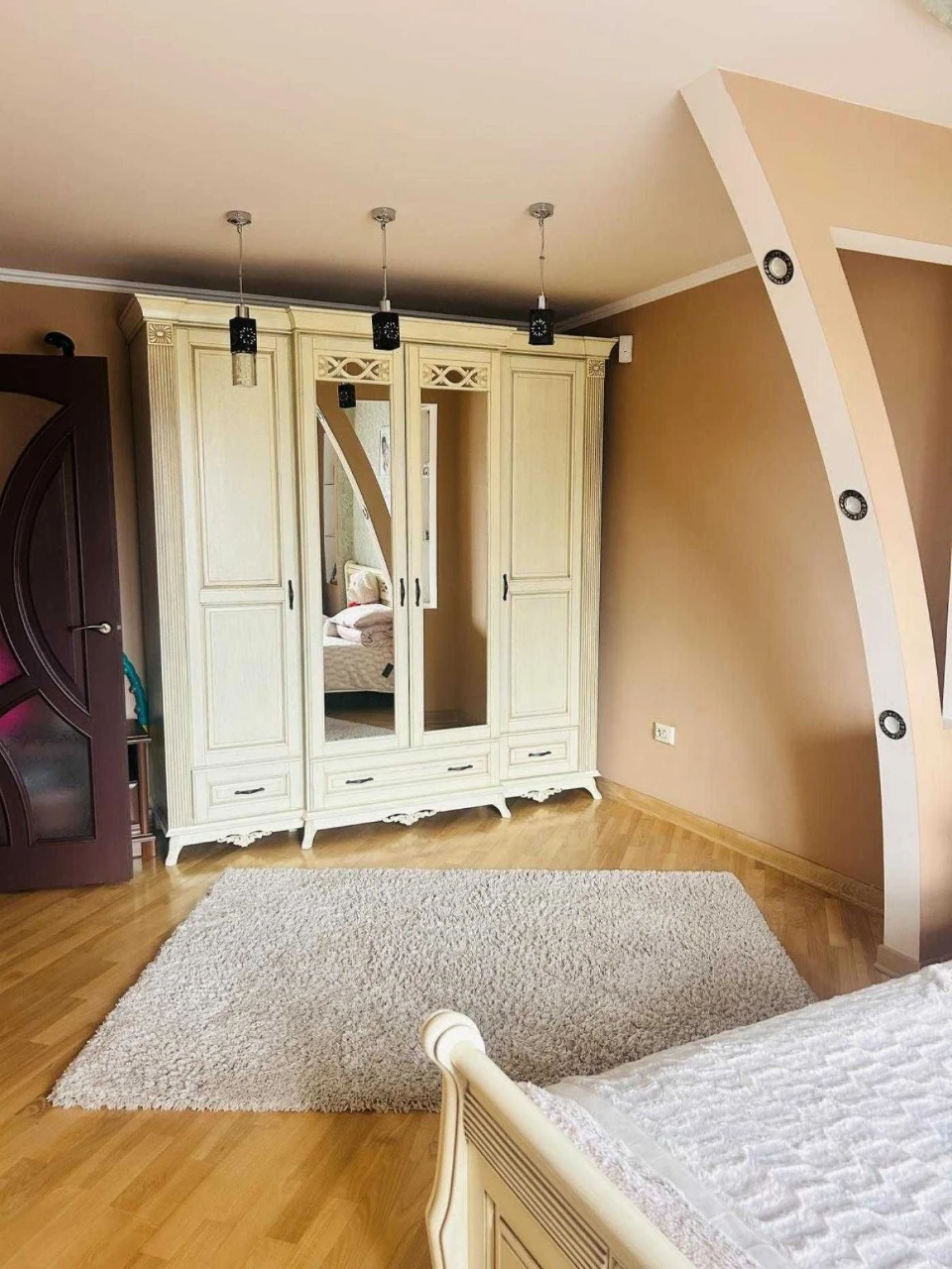 3 room apartment renovated in a brick building on the street