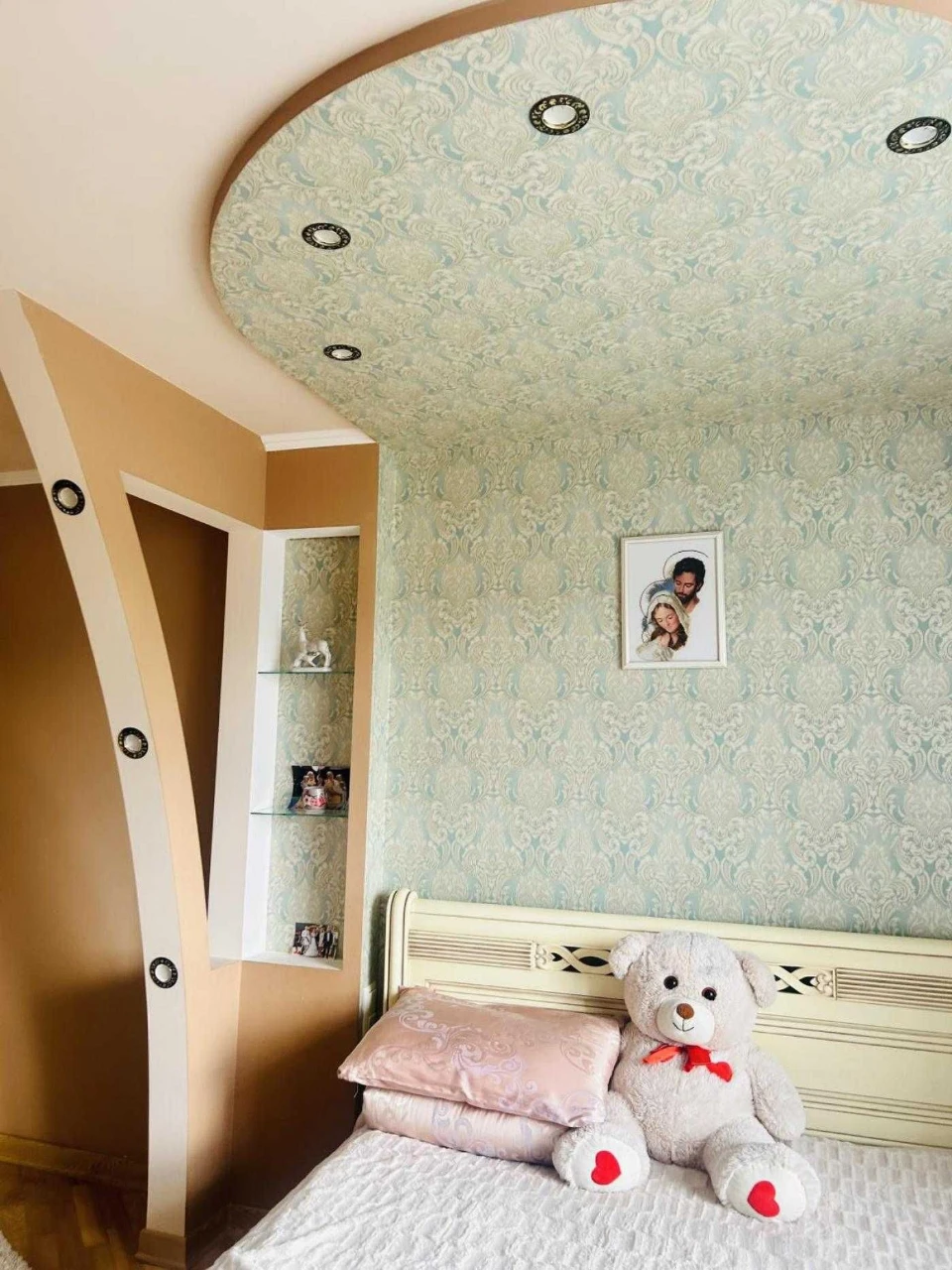 3 room apartment renovated in a brick building on the street