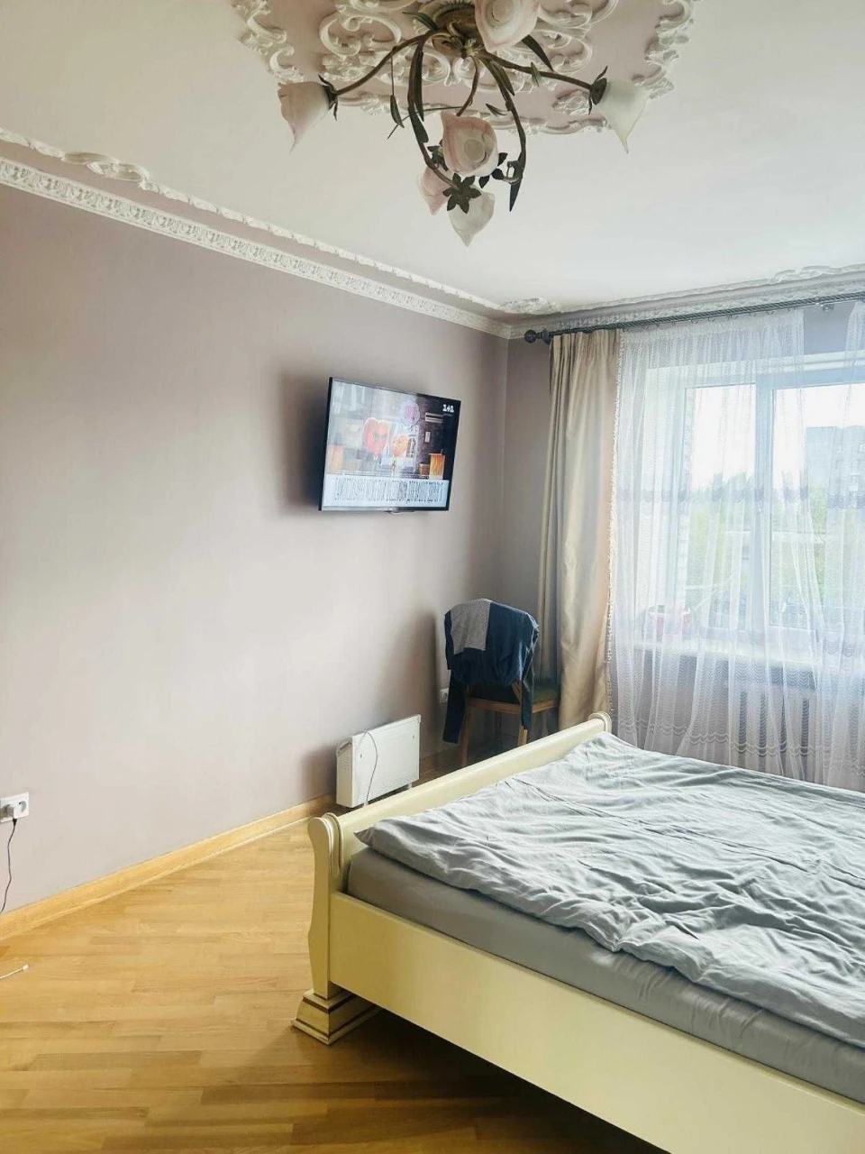 3 room apartment renovated in a brick building on the street