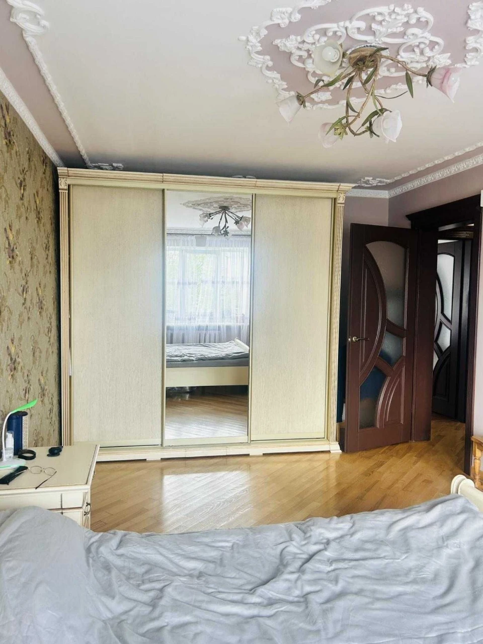 3 room apartment renovated in a brick building on the street