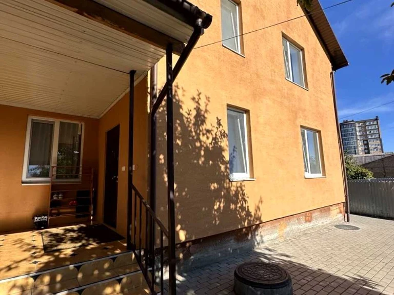 House. Hmelnitsky, Nizha Beregova Street