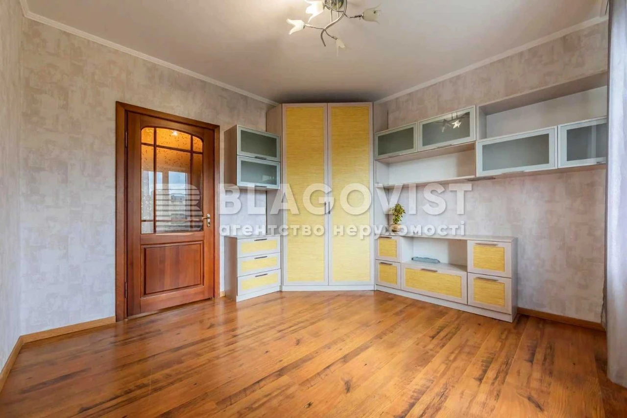 Sale of 2-room apartment 68 sq.m. Renovated. Kharkiv Avenue, 180/2, 7th floor