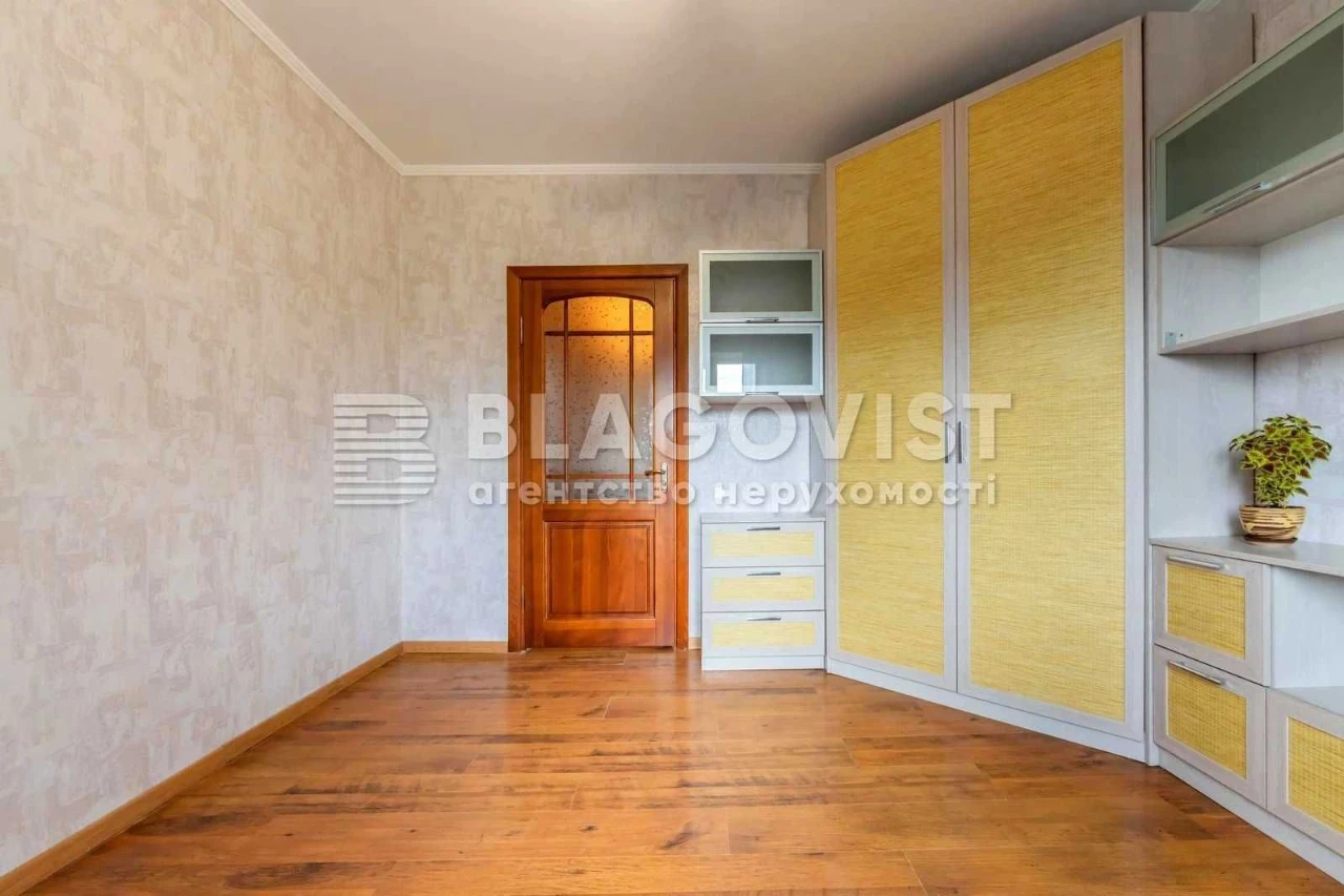 Sale of 2-room apartment 68 sq.m. Renovated. Kharkiv Avenue, 180/2, 7th floor