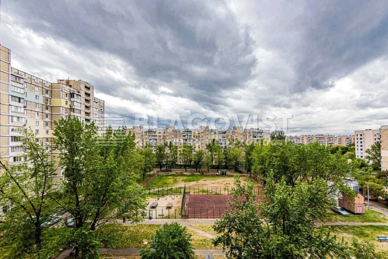 Sale of 2-room apartment 68 sq.m. Renovated. Kharkiv Avenue, 180/2, 7th floor