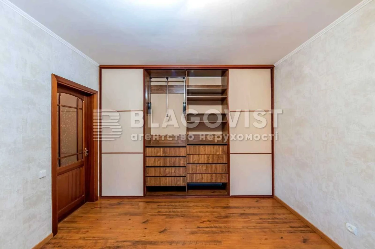 Sale of 2-room apartment 68 sq.m. Renovated. Kharkiv Avenue, 180/2, 7th floor
