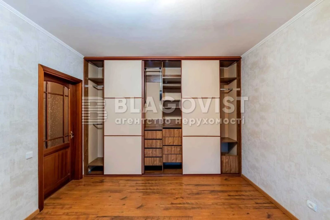 Sale of 2-room apartment 68 sq.m. Renovated. Kharkiv Avenue, 180/2, 7th floor