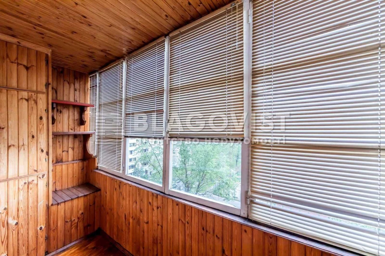 Sale of 2-room apartment 68 sq.m. Renovated. Kharkiv Avenue, 180/2, 7th floor