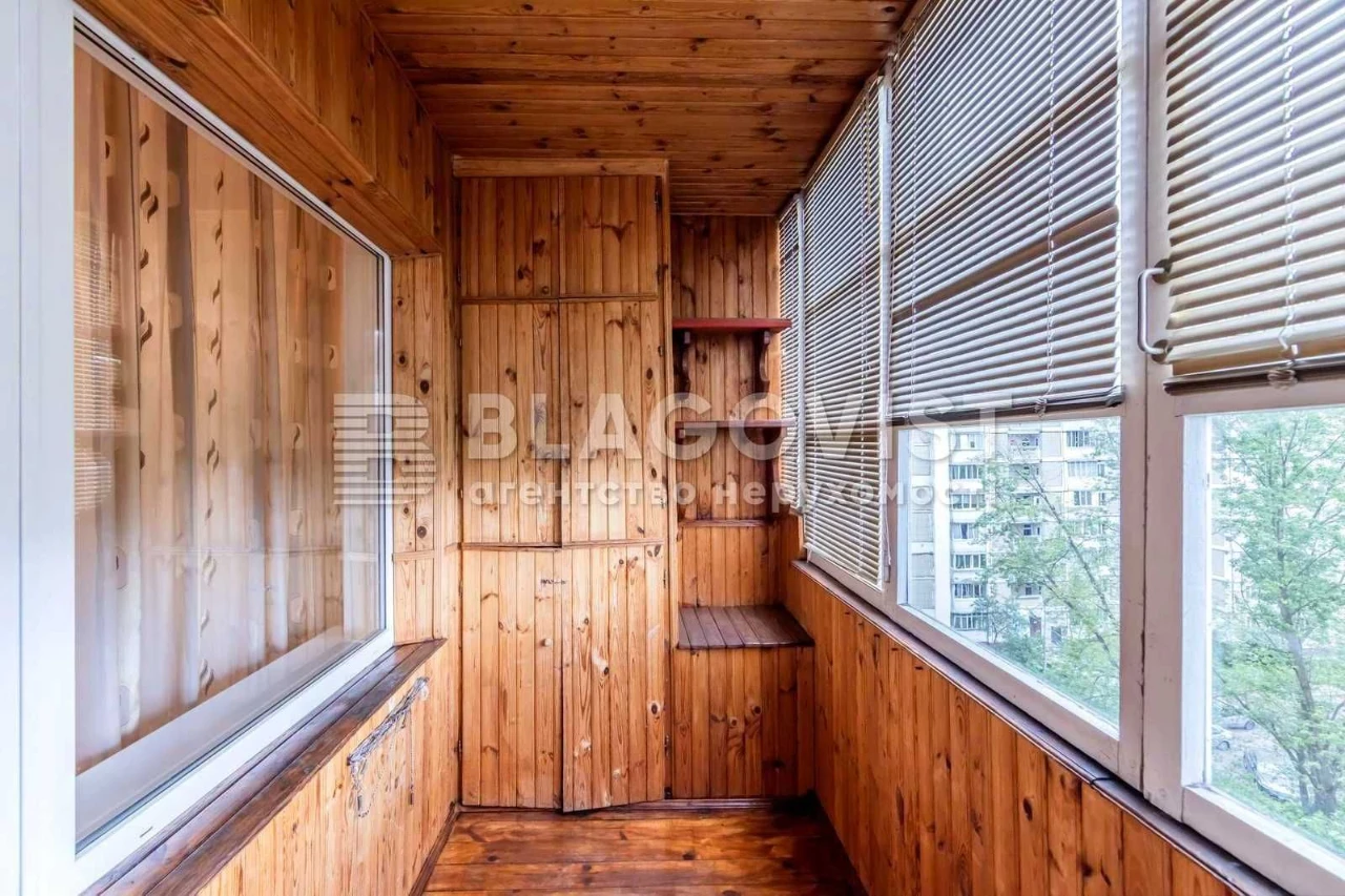 Sale of 2-room apartment 68 sq.m. Renovated. Kharkiv Avenue, 180/2, 7th floor