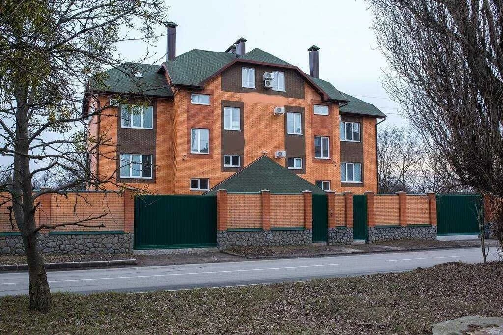 Будинок площею 664 м² із власною територією — простір для ва