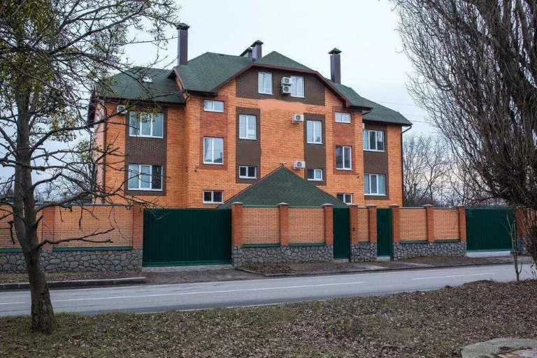 Будинок площею 664 м² із власною територією — простір для ва