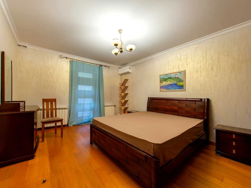 Apartment. Voszdvyzhenska st.