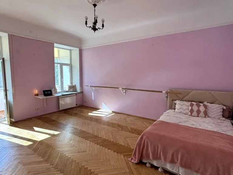 Rent 1-bedroom apartment 43 m² on the 3rd floor.