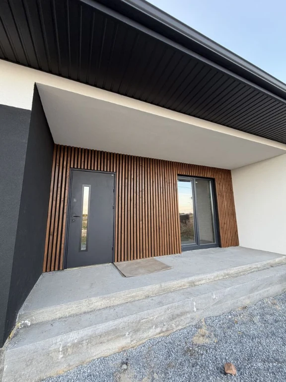 For Sale: House (water, electricity, gas with the possibility of connection)