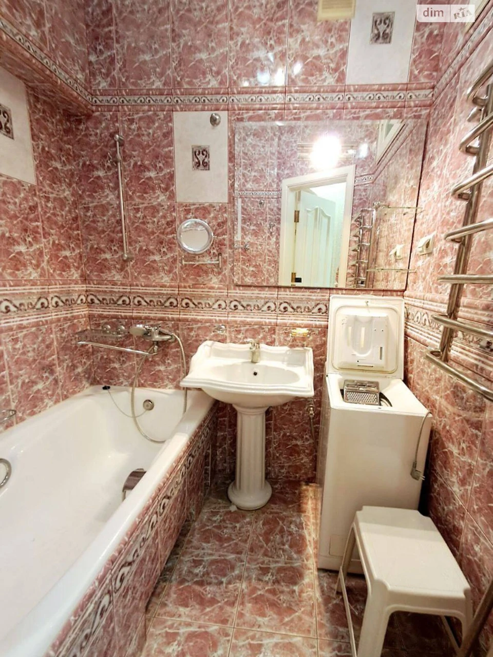 Long-Term Rental Apartment on Lipki Street
