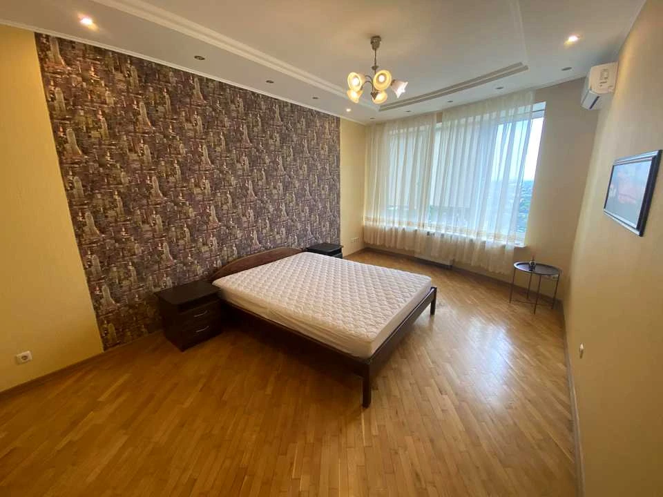 Квартира. Киев, Днепровская набережная ул.