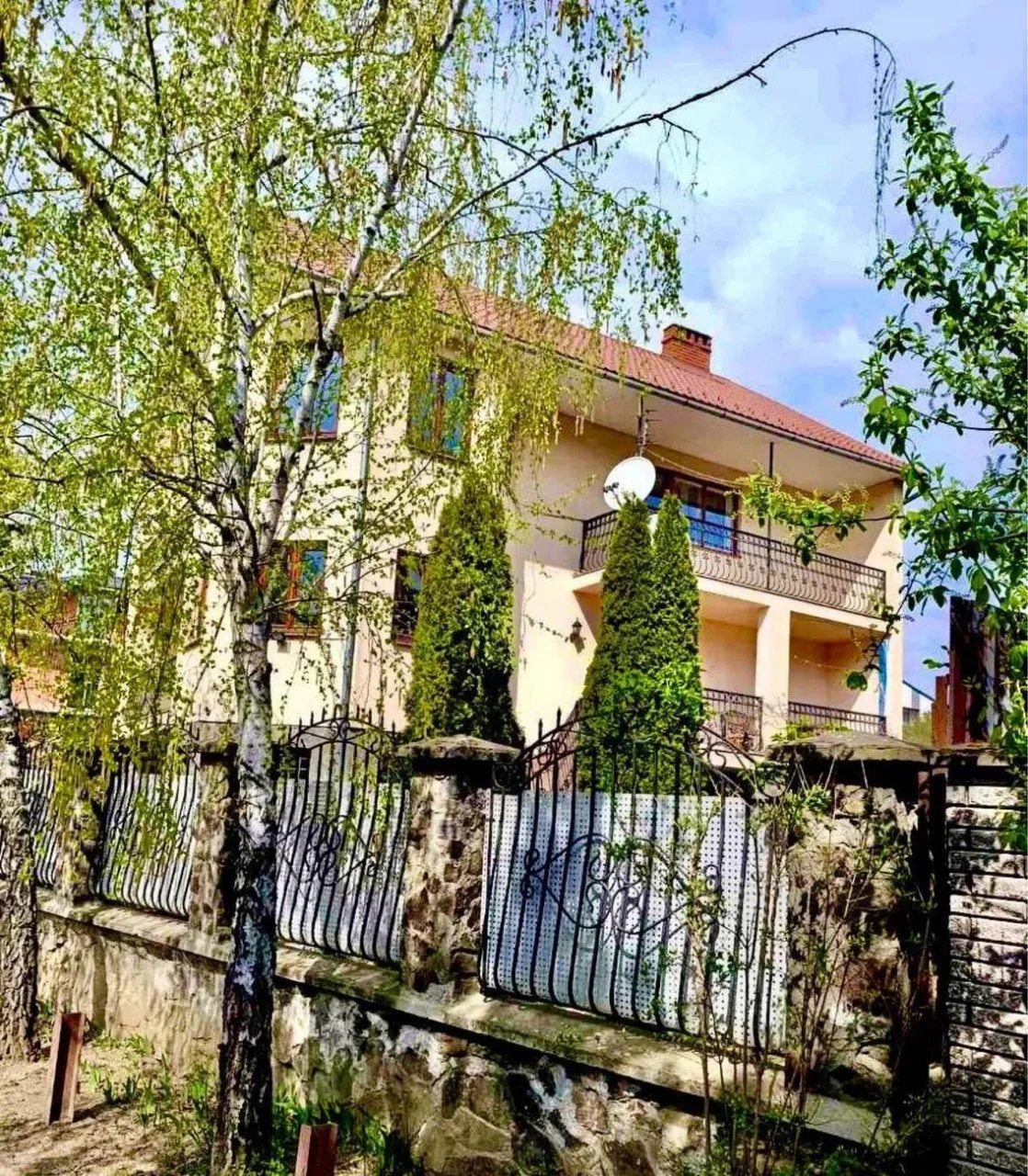 Просторный 3-этажный дом 390 м² с участком 8,5 соток в