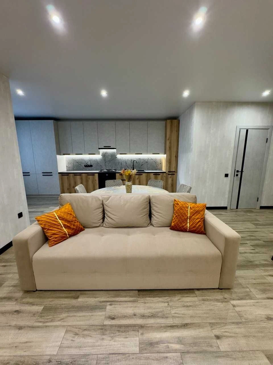 Продаж стильного євроапарта з меблями та технікою. Автон