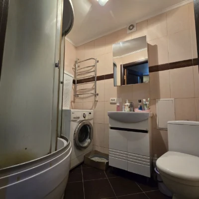 For Sale: 2-room apartment on Victory Square.
