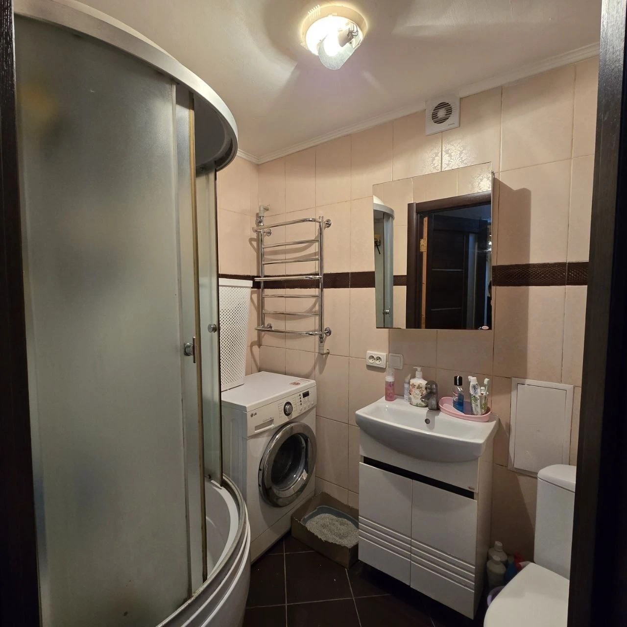 For Sale: 2-room apartment on Victory Square.