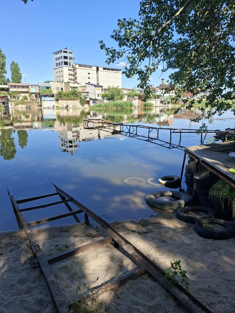 Продам  причал дом бокс под катер и  катер с мотором