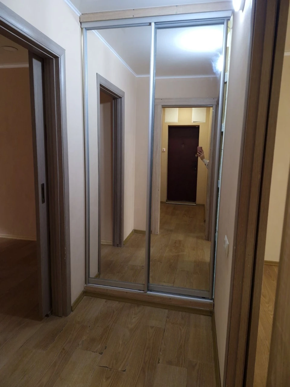 Продається двокімнатна квартира з паркомісцем на Кобзарській