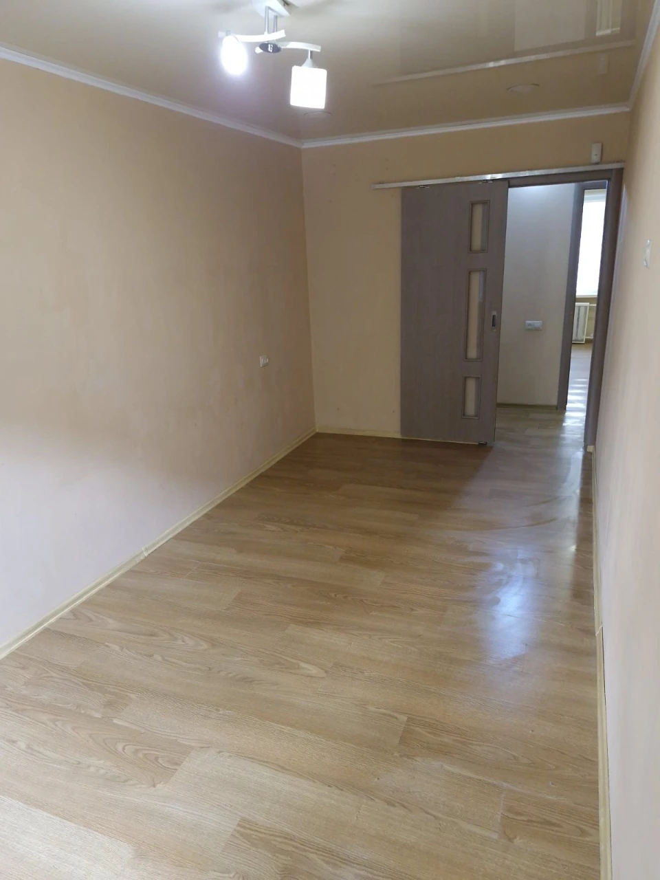 Продається двокімнатна квартира з паркомісцем на Кобзарській