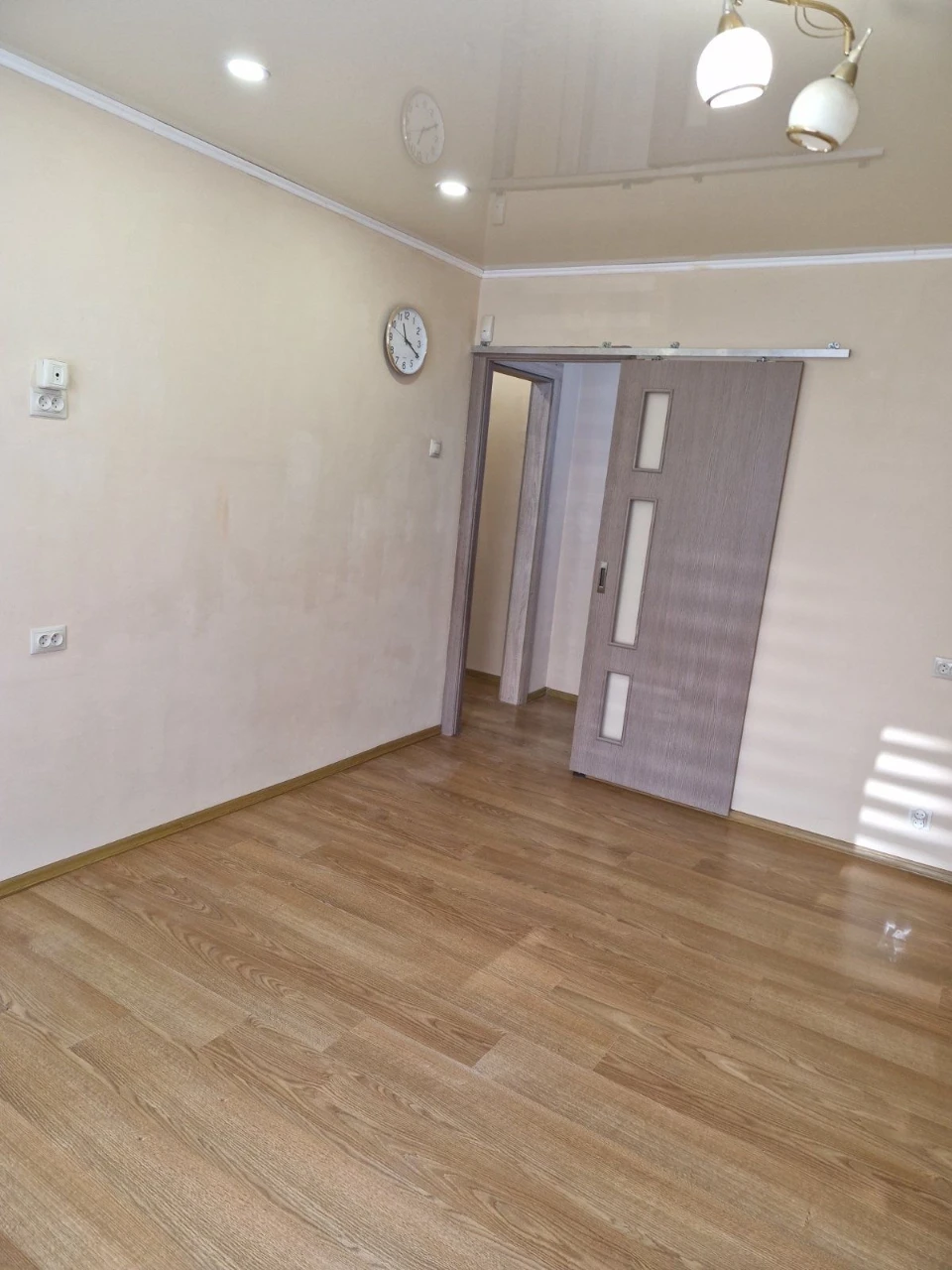 Продається двокімнатна квартира з паркомісцем на Кобзарській