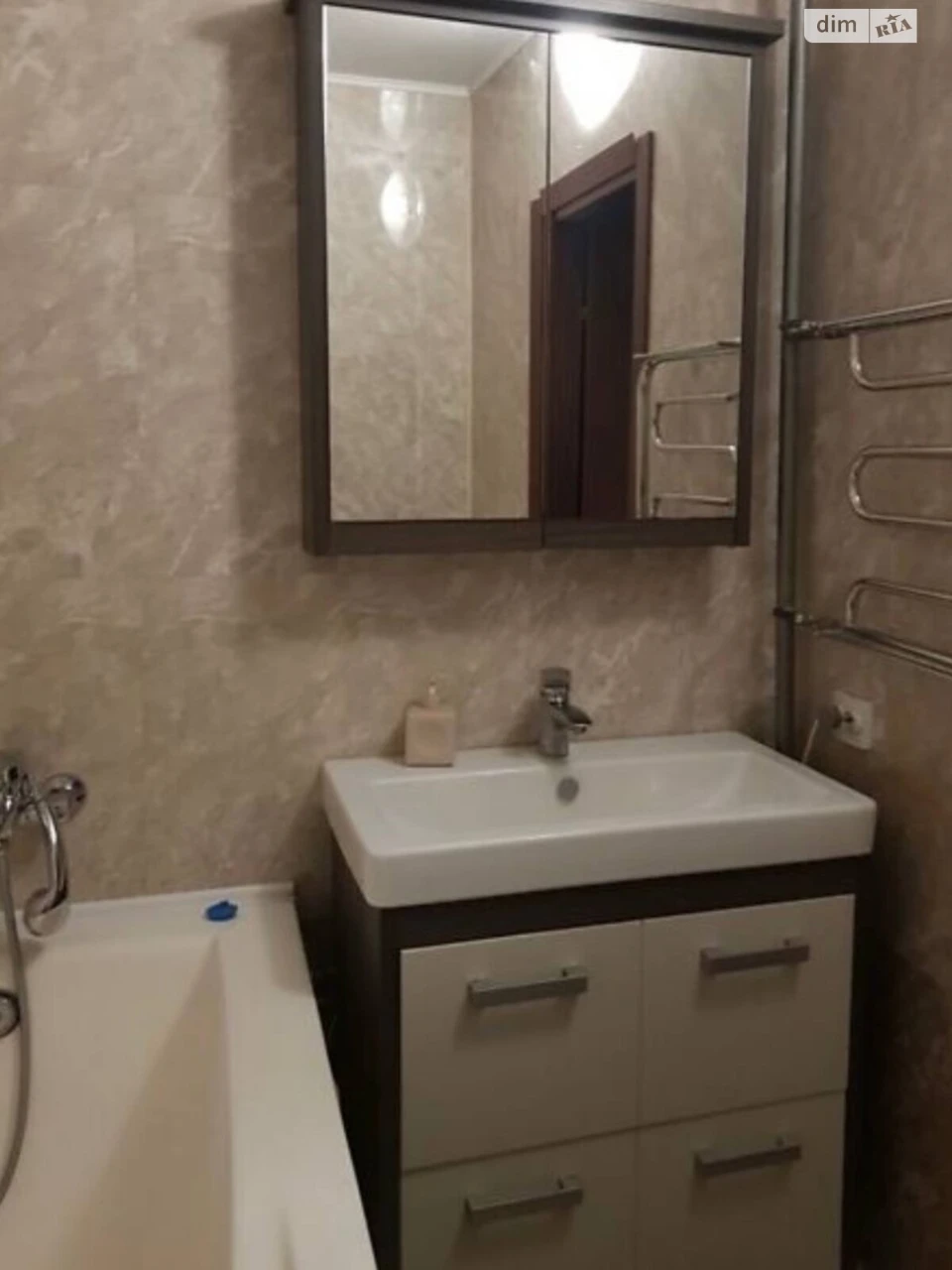 Long-Term Rental Apartment, Poczynki