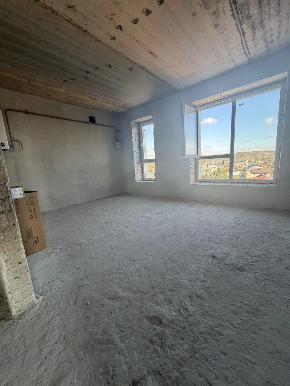 Selling a large 3-bedroom apartment in a newly built building