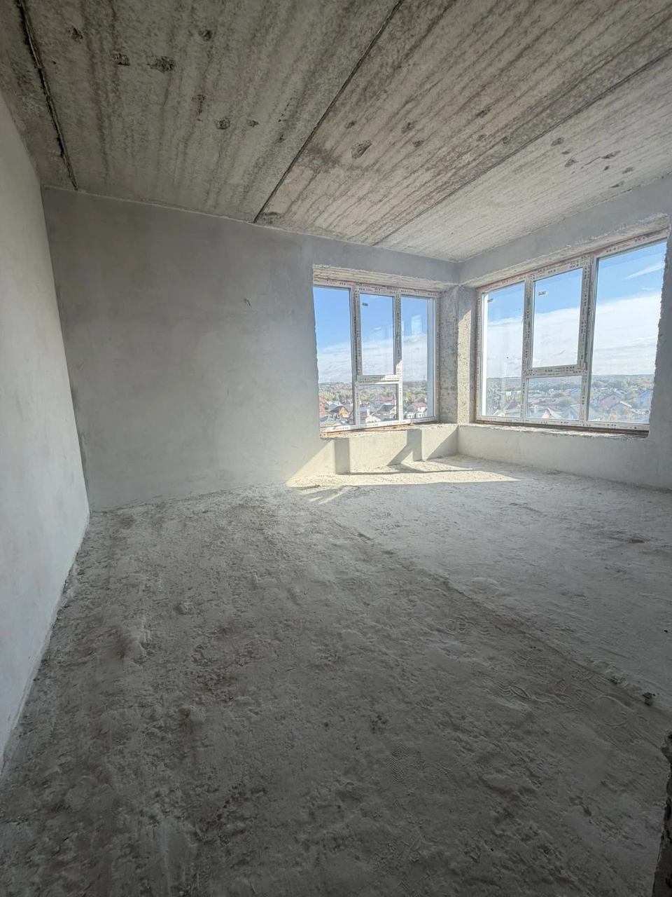 Selling a large 3-bedroom apartment in a newly built building