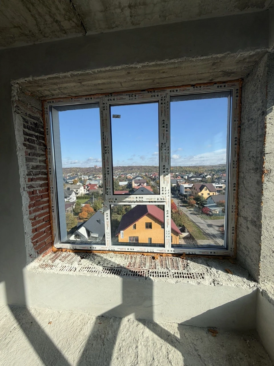 Selling a large 3-bedroom apartment in a newly built building