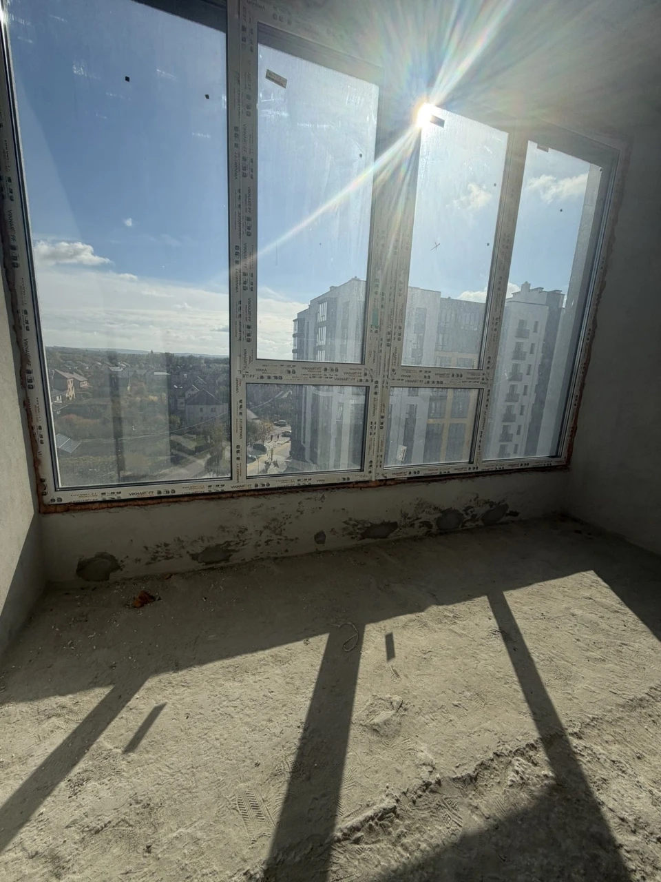 Selling a large 3-bedroom apartment in a newly built building