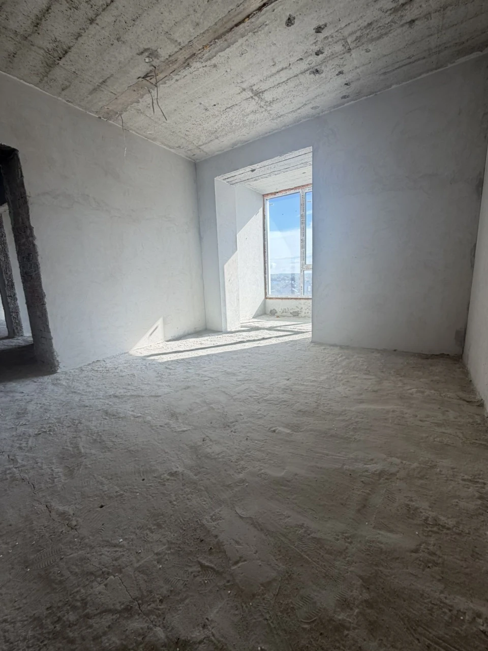 Selling a large 3-bedroom apartment in a newly built building