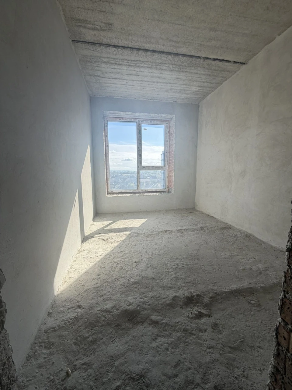 Selling a large 3-bedroom apartment in a newly built building