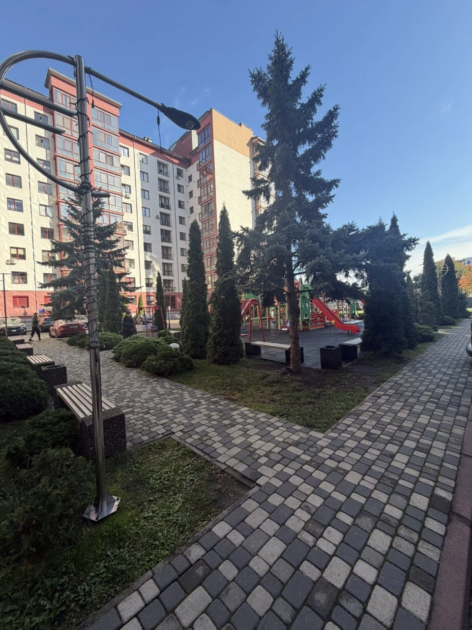 Selling a large 3-bedroom apartment in a newly built building