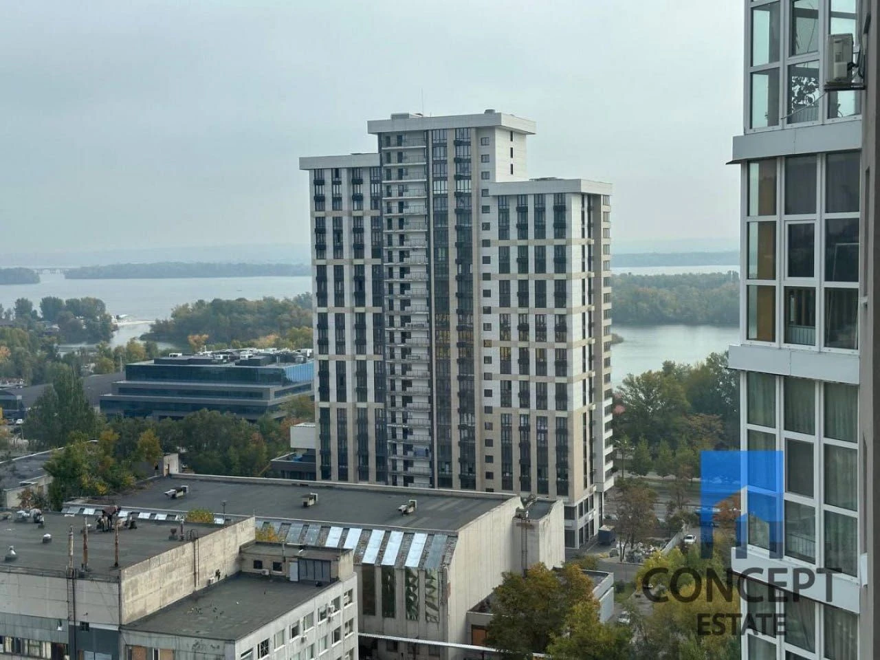 For sale, a spacious 3-room apartment in an apartment building, Mandrykovskaya Street 51 sq m, on the bank.