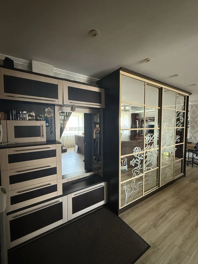 For Sale: Spacious 3-bedroom, two-level apartment 120 m² with parking space |