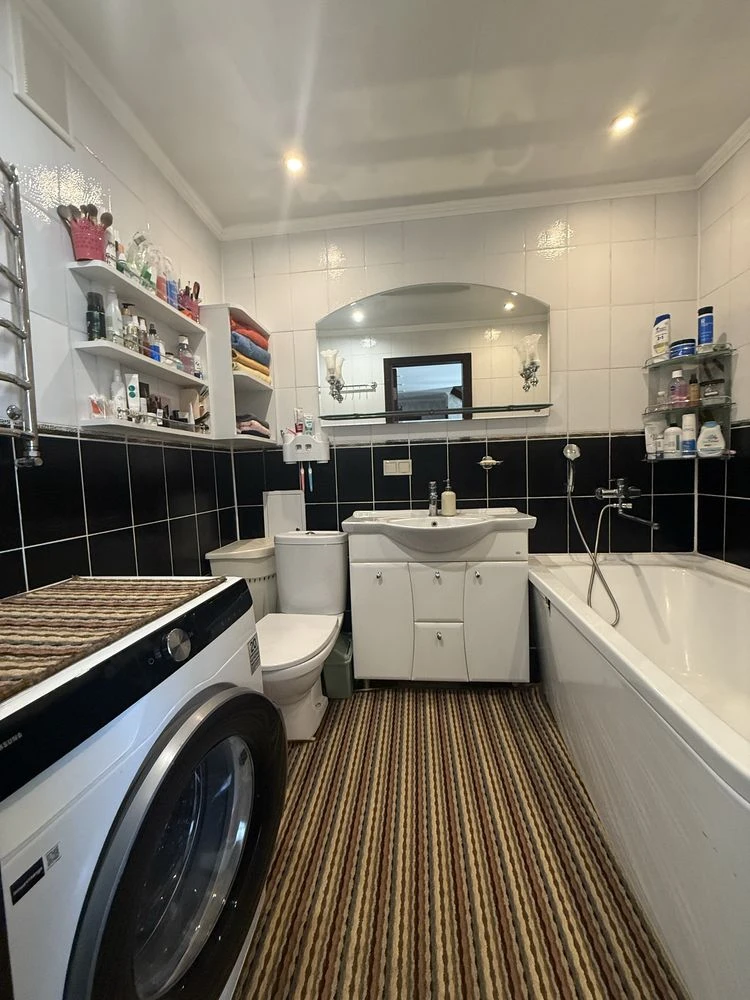 For Sale: Spacious 3-bedroom, two-level apartment 120 m² with parking space |