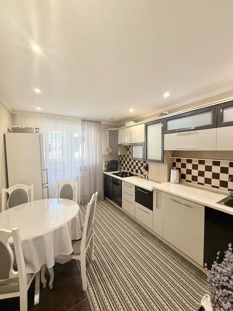 For Sale: Spacious 3-bedroom, two-level apartment 120 m² with parking space |