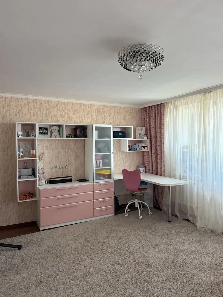 For Sale: Spacious 3-bedroom, two-level apartment 120 m² with parking space |