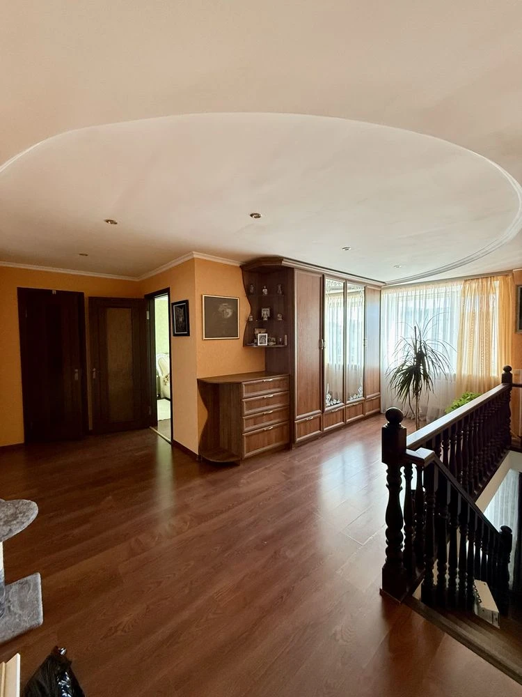 For Sale: Spacious 3-bedroom, two-level apartment 120 m² with parking space |