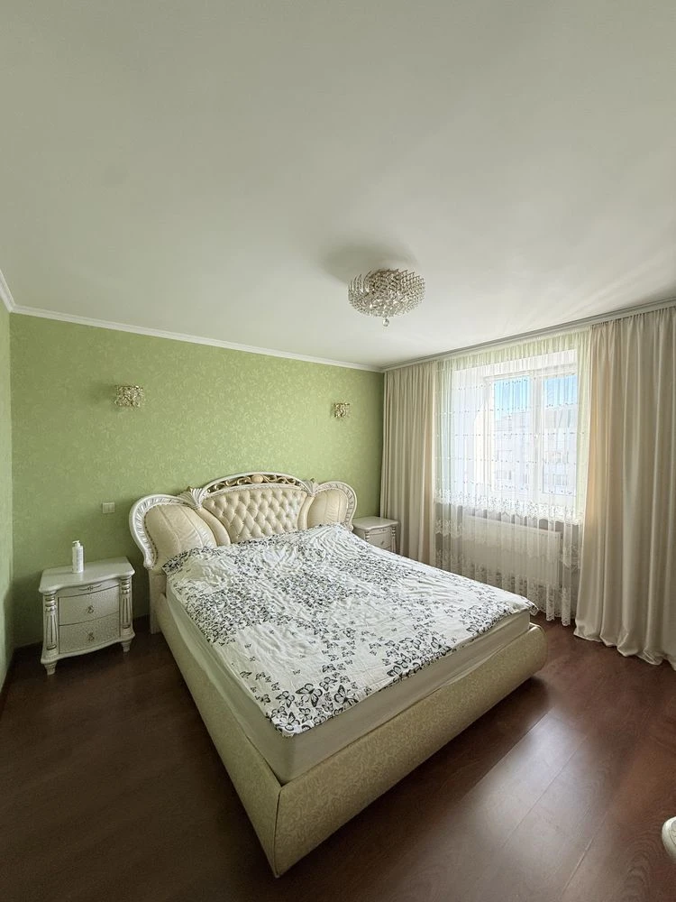 For Sale: Spacious 3-bedroom, two-level apartment 120 m² with parking space |
