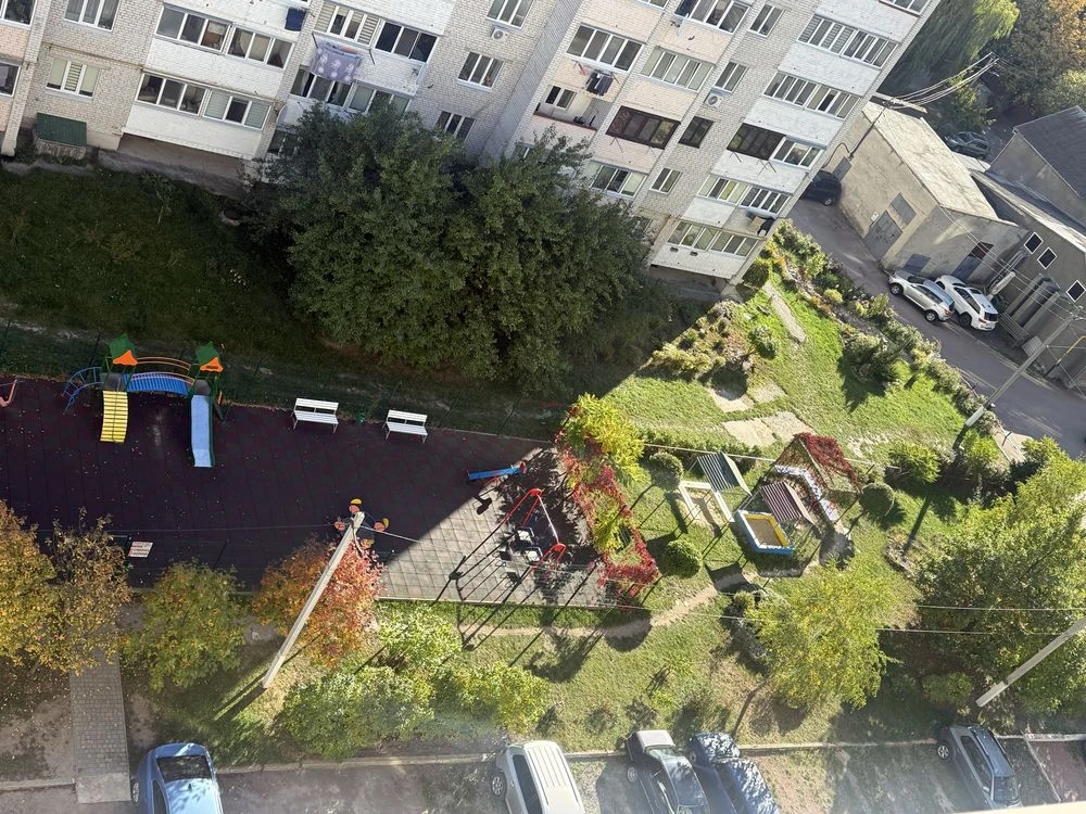 For Sale: Spacious 3-bedroom, two-level apartment 120 m² with parking space |