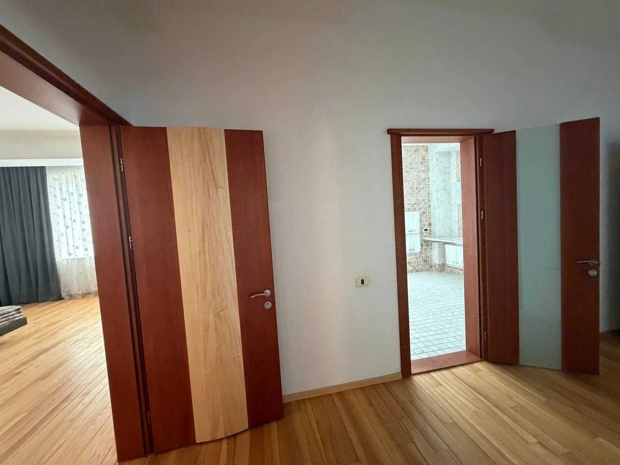 Продається 5-кімнатна квартира в центрі міста. Новострой. З терасою