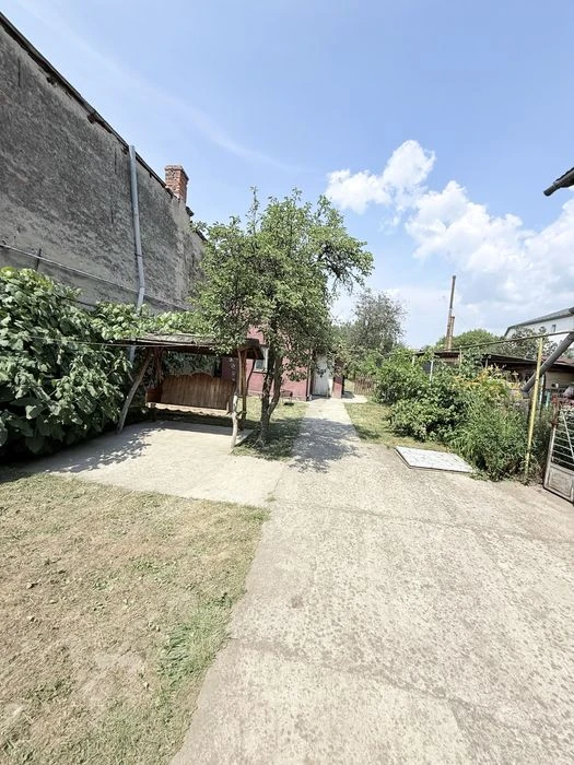 Будинок з ділянкою в Ужгороді