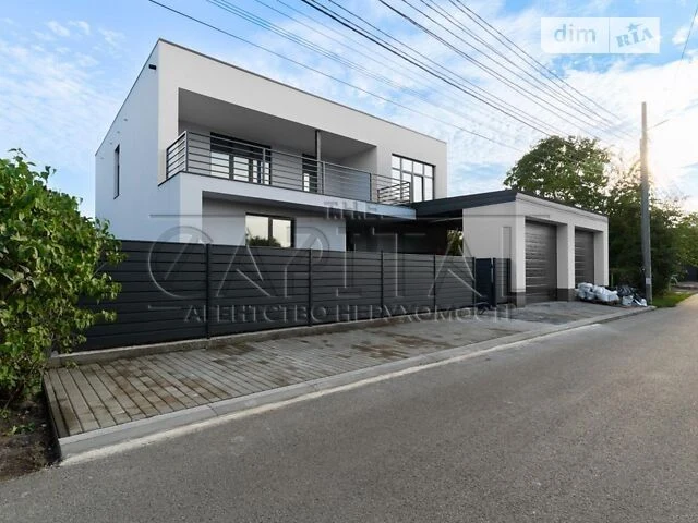 Sale of a two-story house with a plot of 6 acres, 218.5 sq m