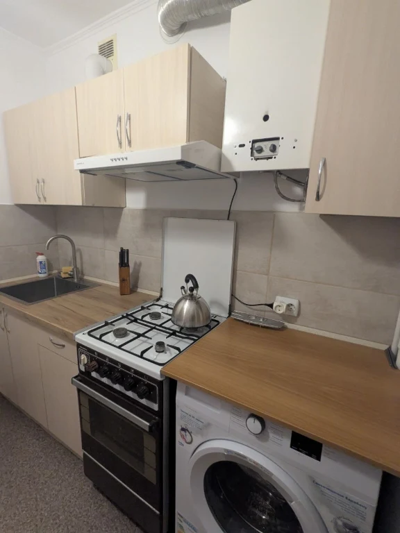 Urgent sale of 1 room apartment on Sorokteya street near Park