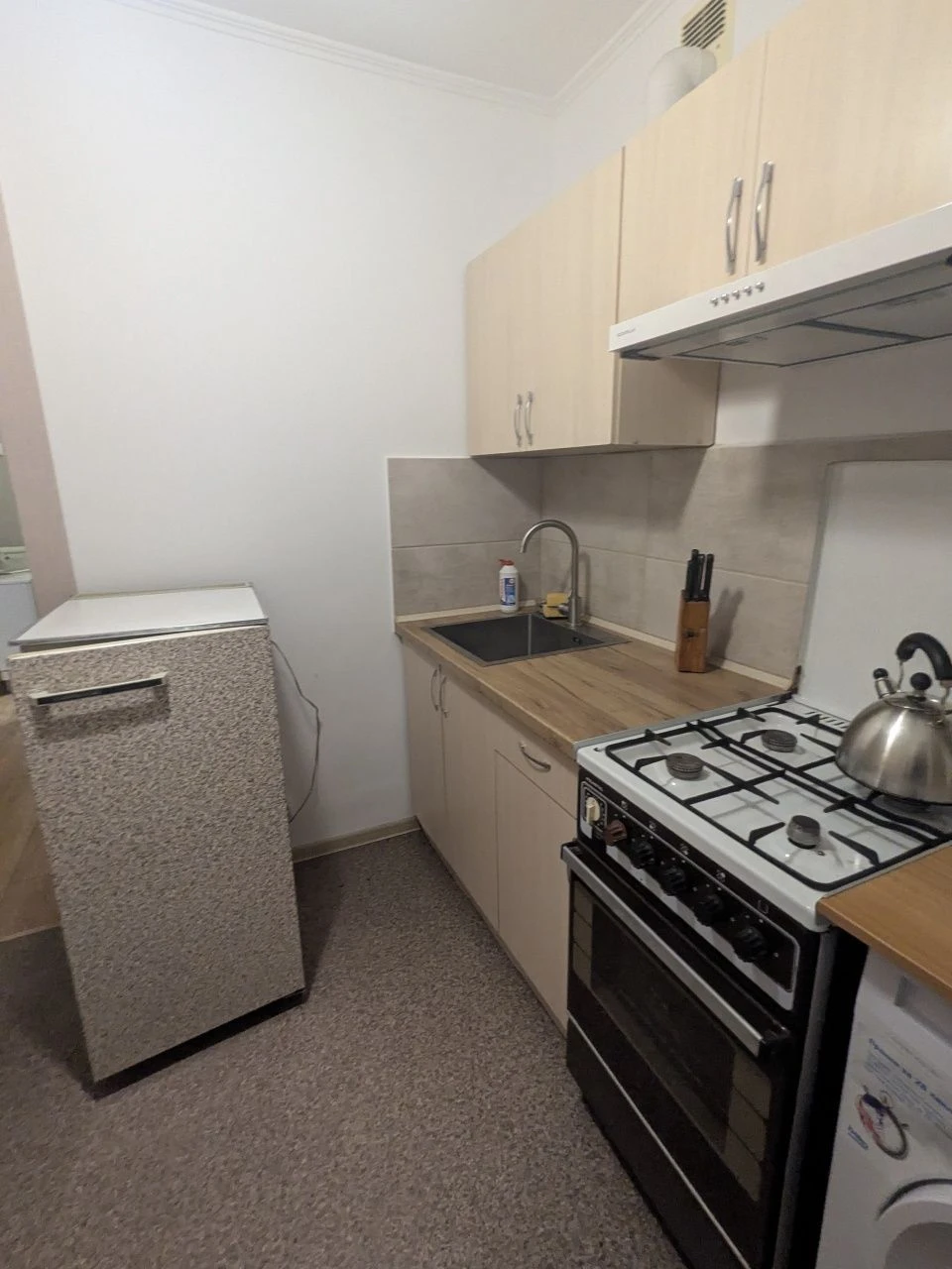 Urgent sale of 1 room apartment on Sorokteya street near Park