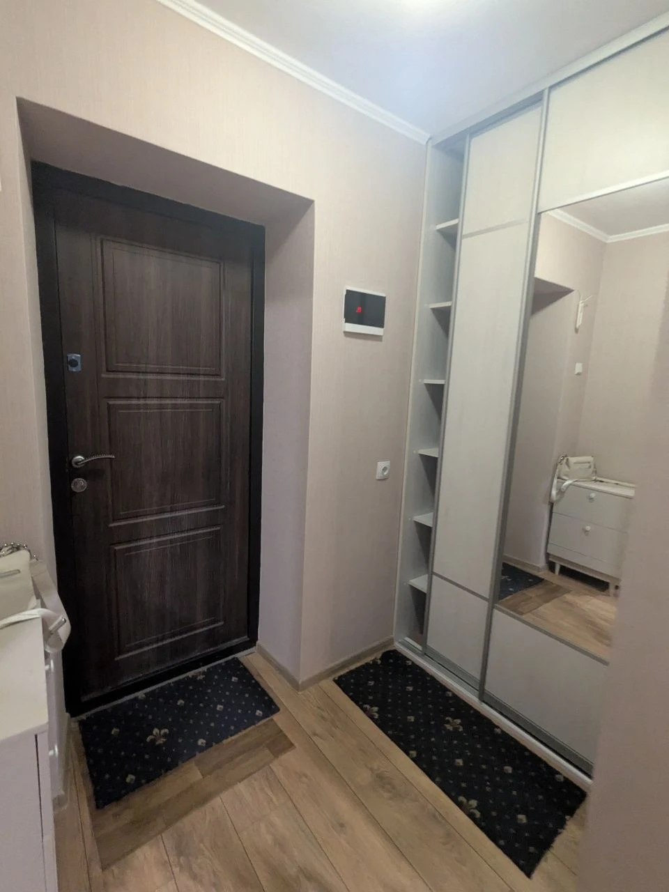 Urgent sale of 1 room apartment on Sorokteya street near Park